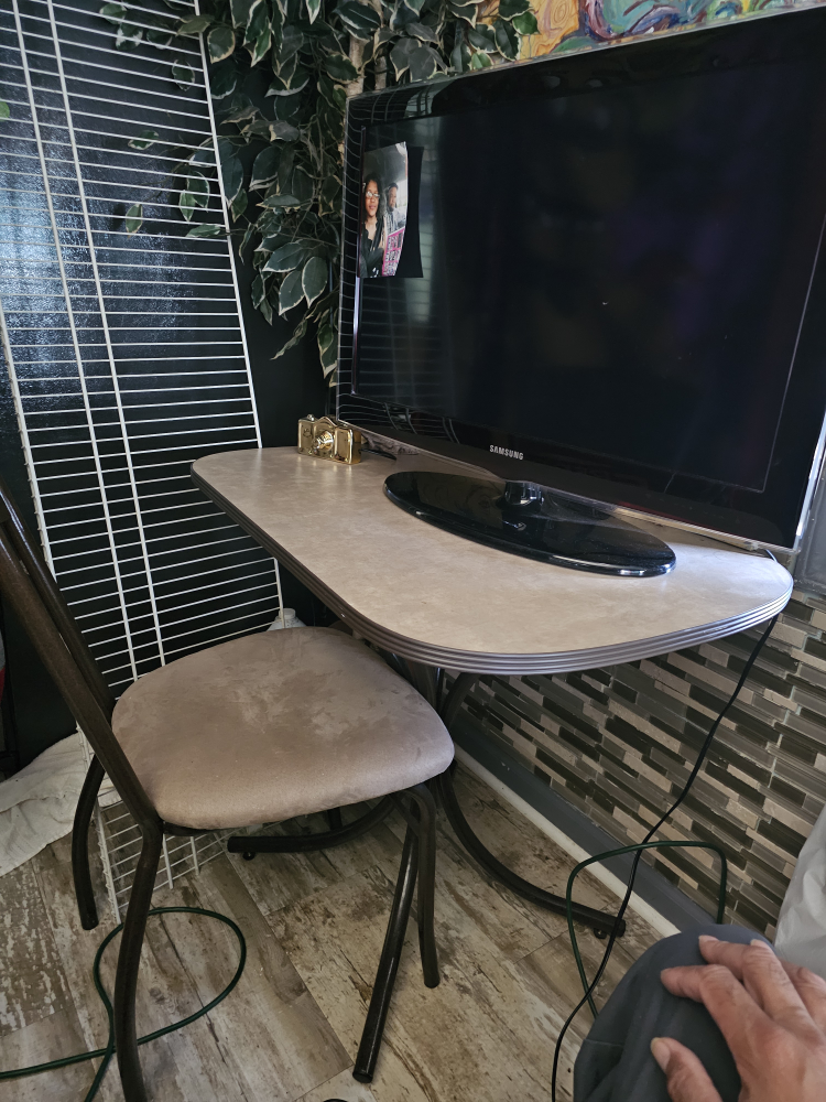Small Table with Chair - photo 2