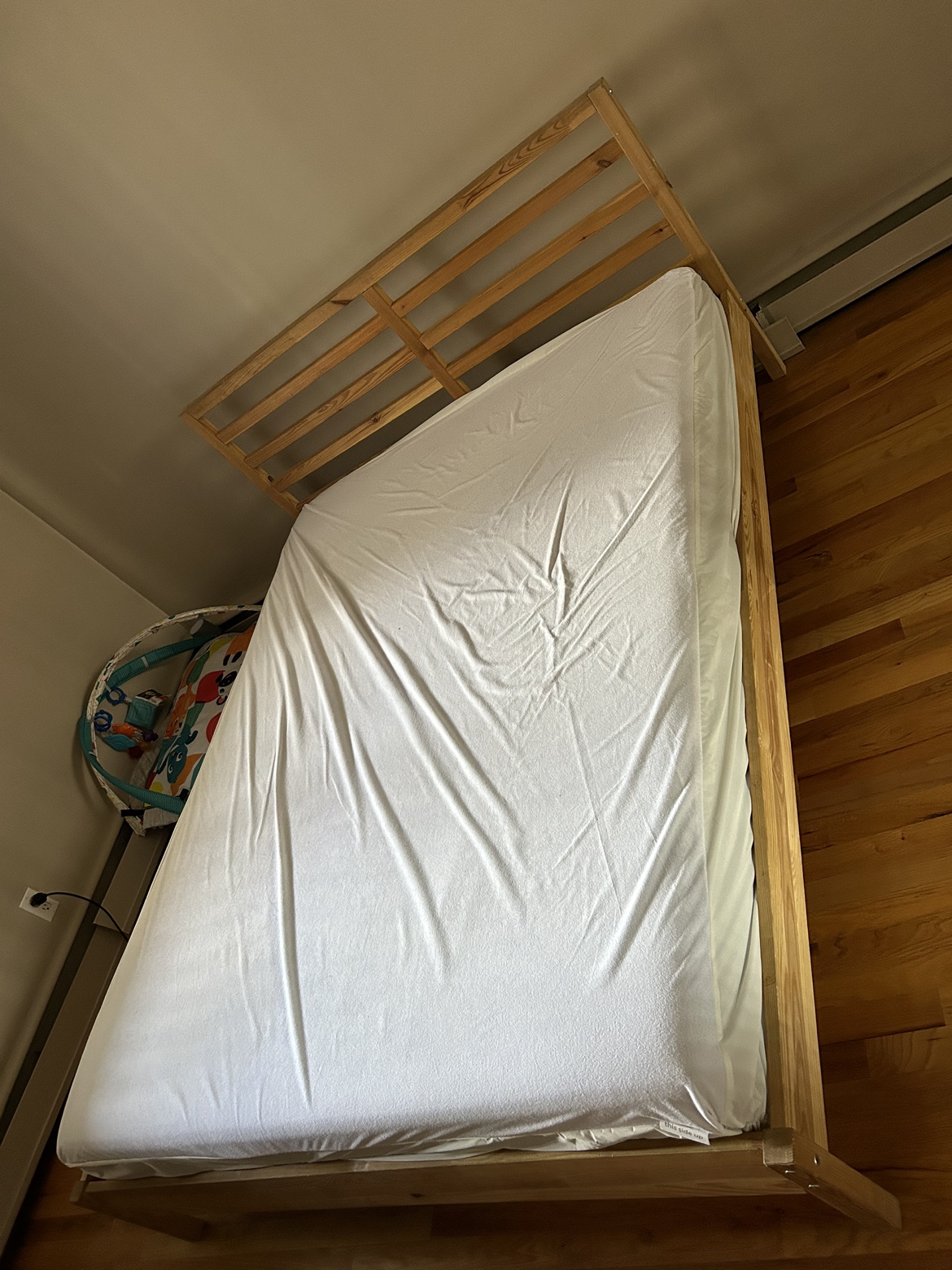 Queen bed+mattress - photo 3