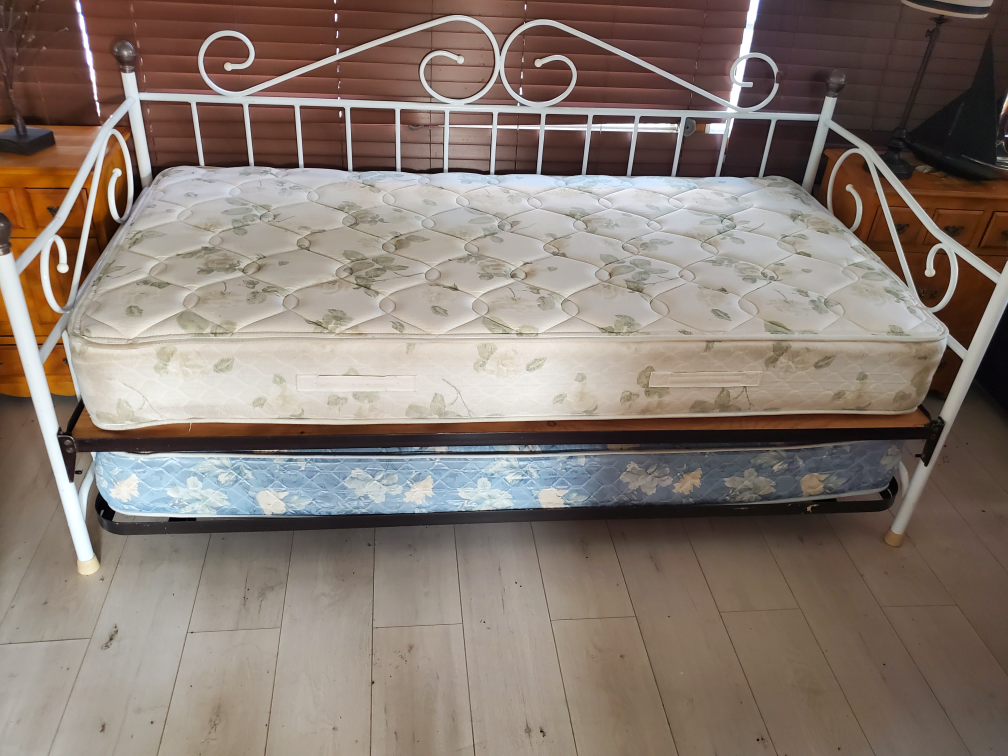 White Metal Daybed with Mattress and Trundle - photo 2