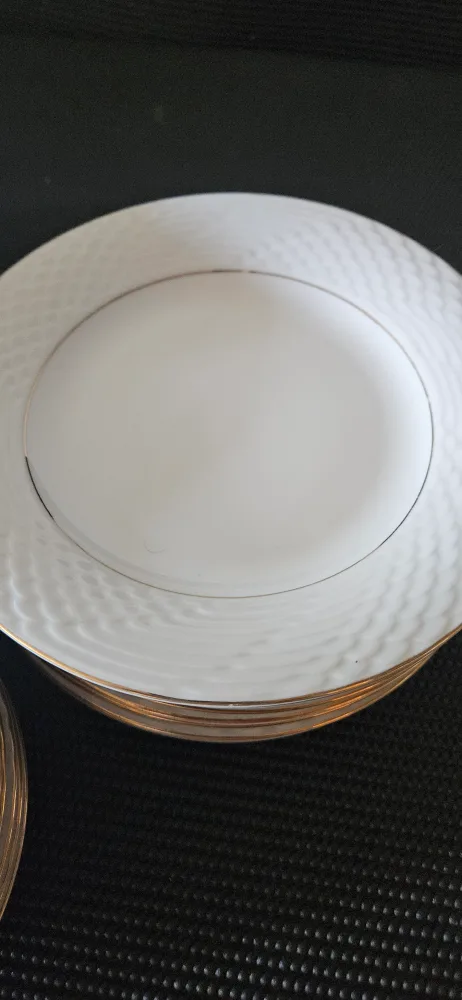 Lynns Fine China White and Gold Dinnerware Set image indicator(3)