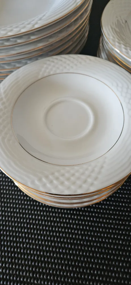 Lynns Fine China White and Gold Dinnerware Set image indicator(4)