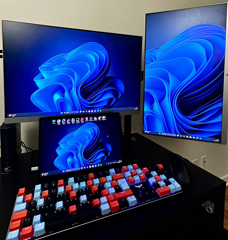 Two HP Monitors, Keyboard, and Dual Monitor Mount