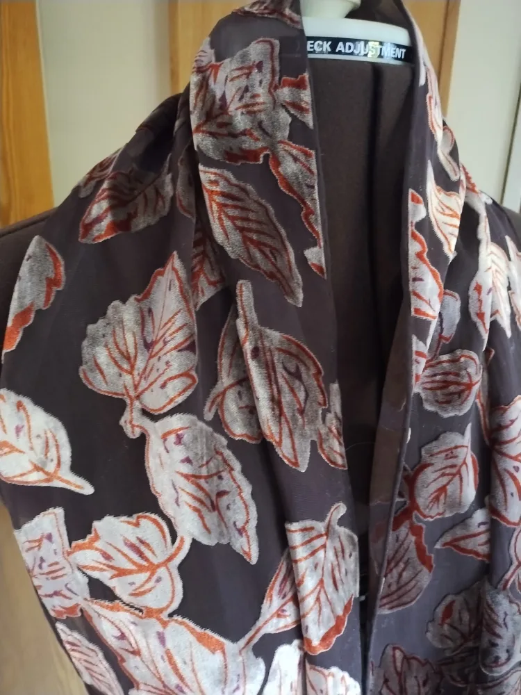 Leaf Patterned Scarf image indicator(3)