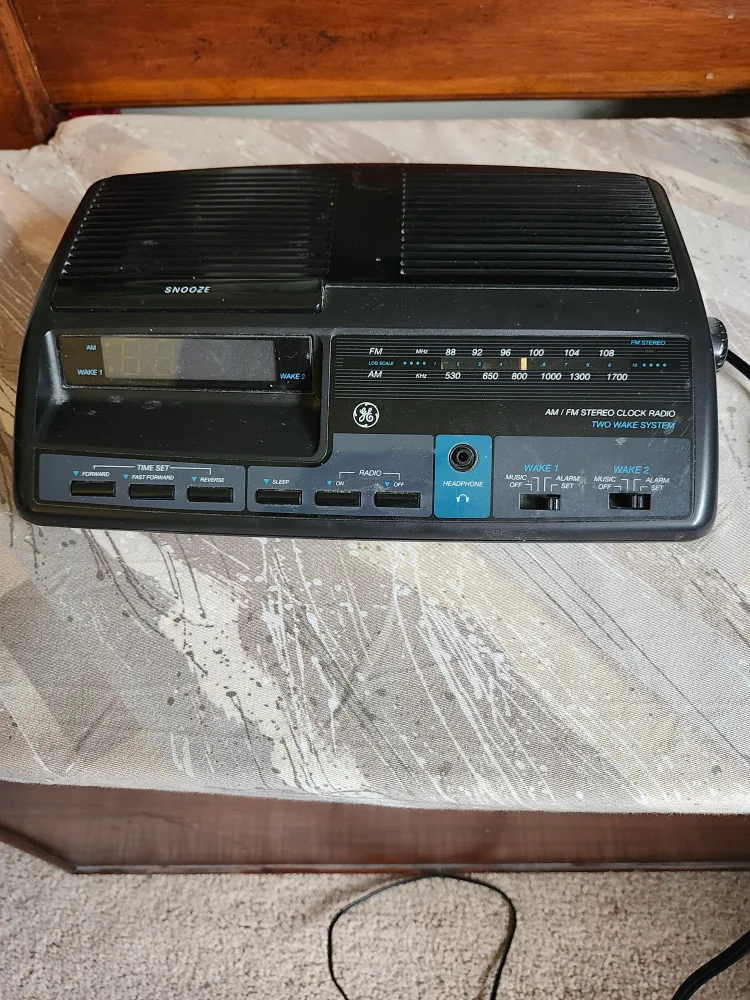 GE AM FM Stereo Clock Radio thumbnail