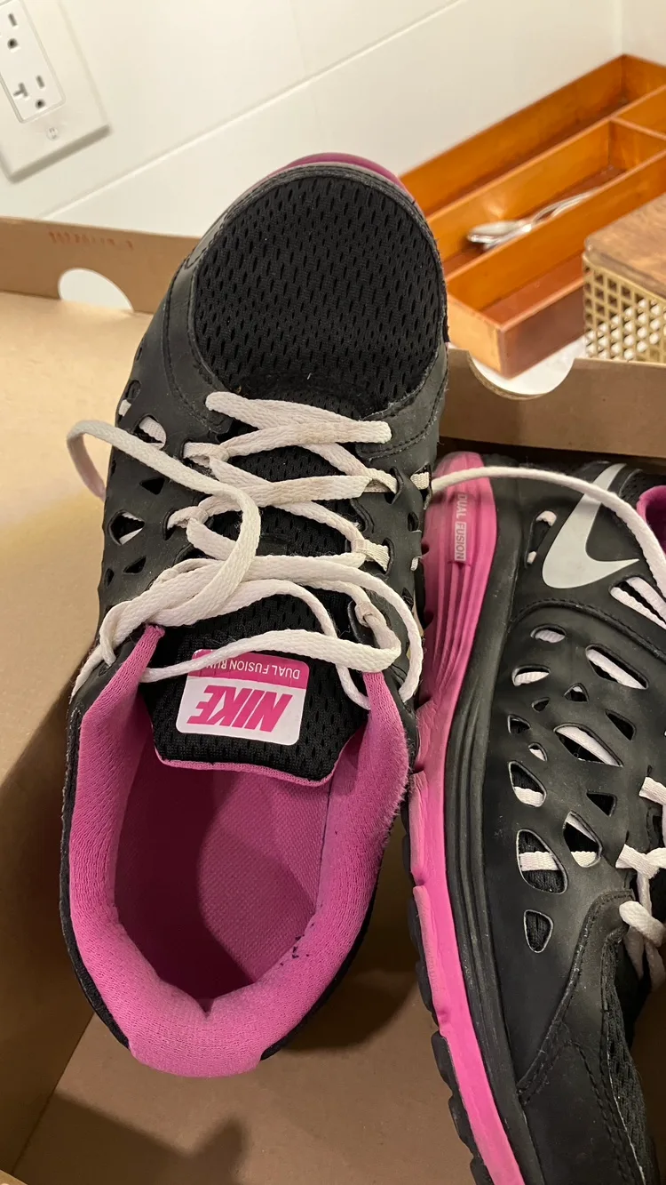 Running shoes (US 10) image indicator(2)