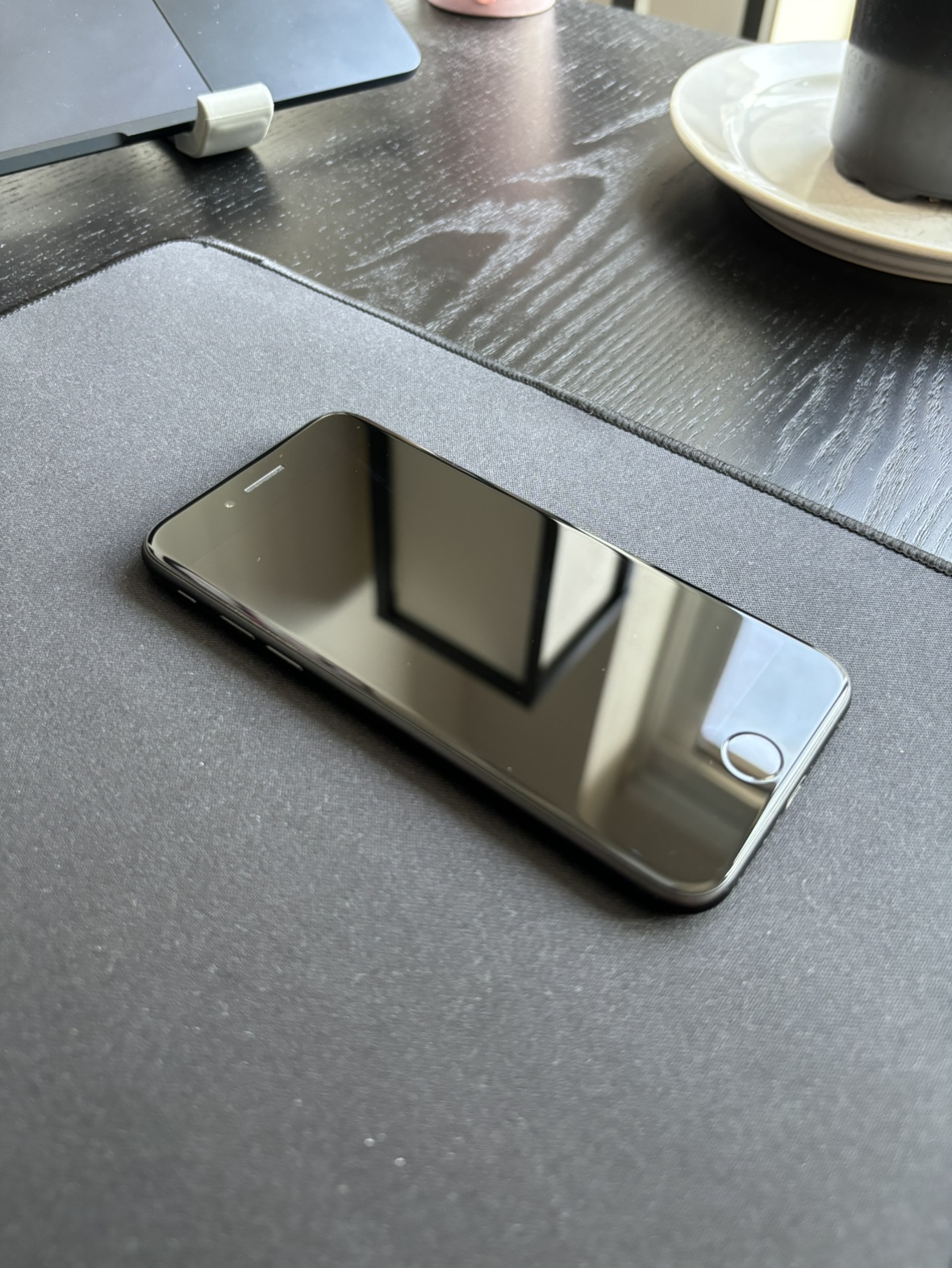 iPhone 7 32GB (Otterbox case included)