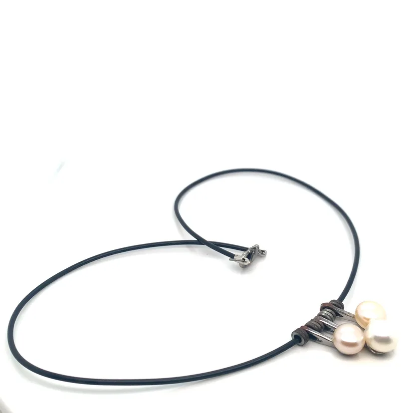 Black leather choker 3 pearl Necklace image indicator(4)