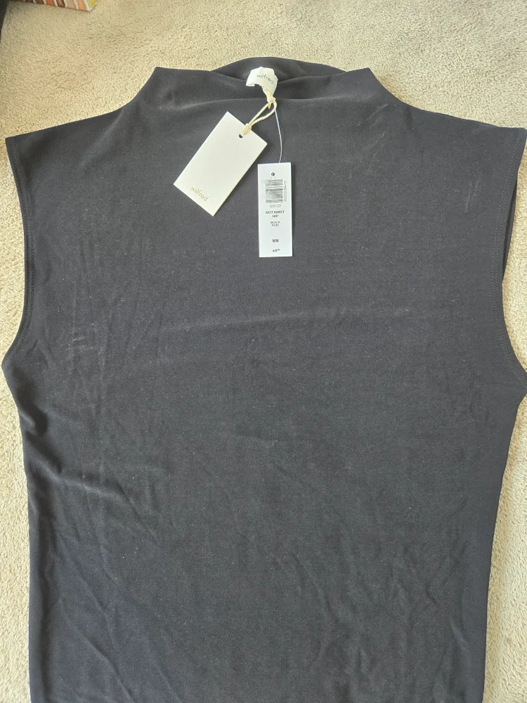 Aritzia Wilfred Botanist Hip Black Top image indicator(4)