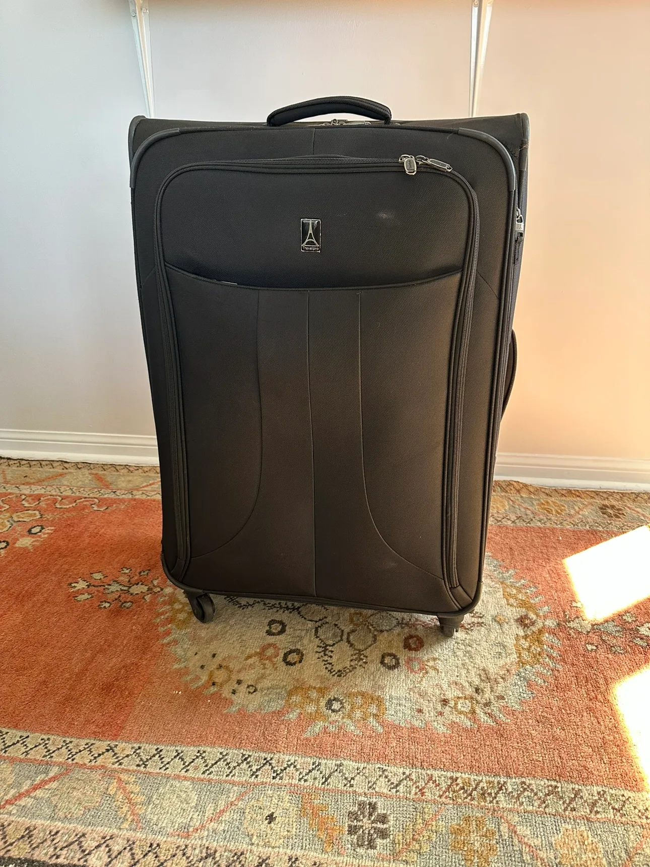 Large luggage - Travelpro thumbnail