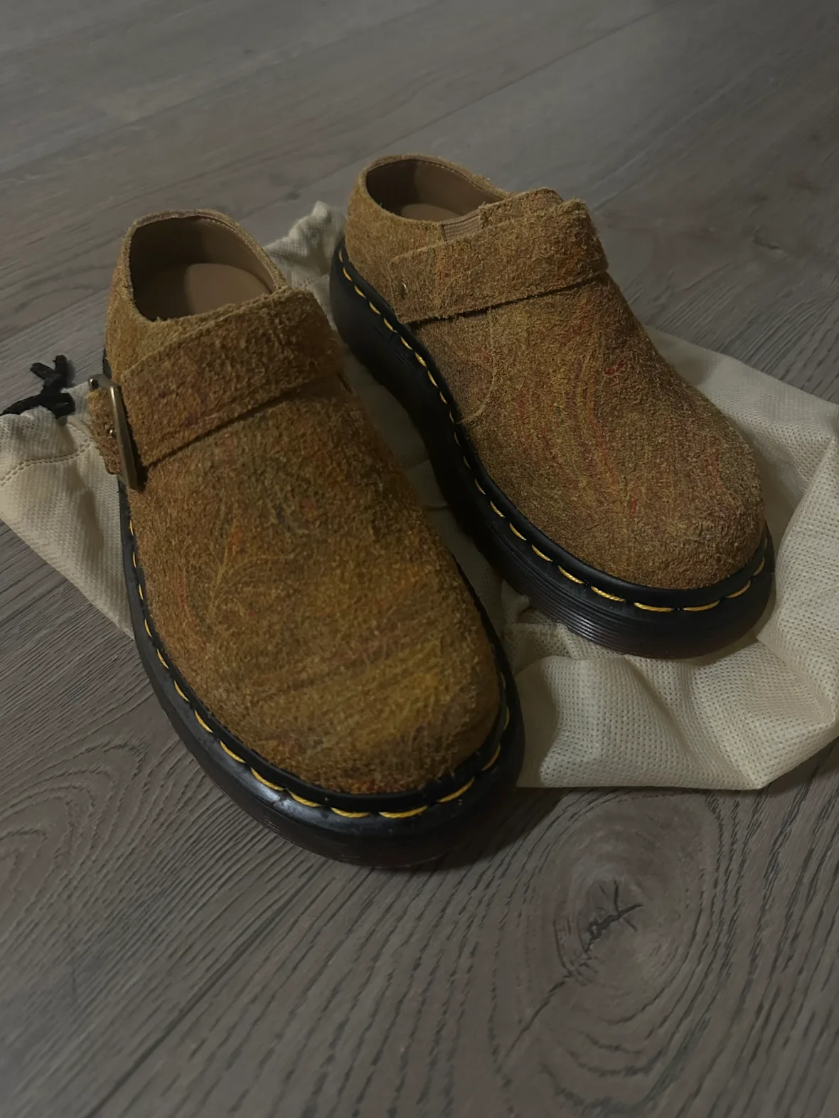 Dr Martens Clogs image indicator(2)