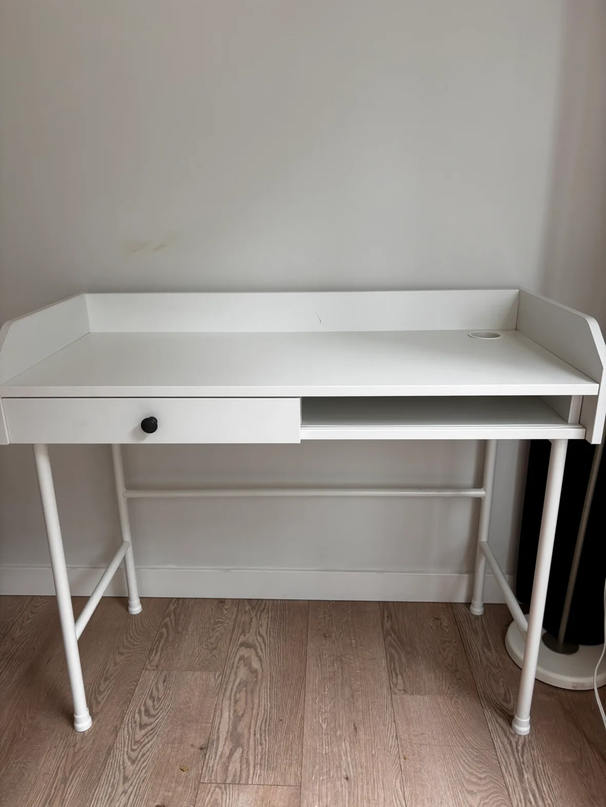 White Desk thumbnail