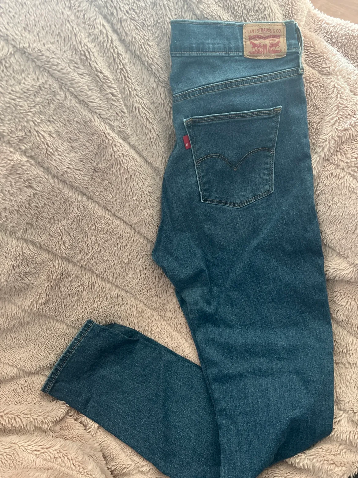 Levi's Slimming Skinny Jeans  Size 32. thumbnail