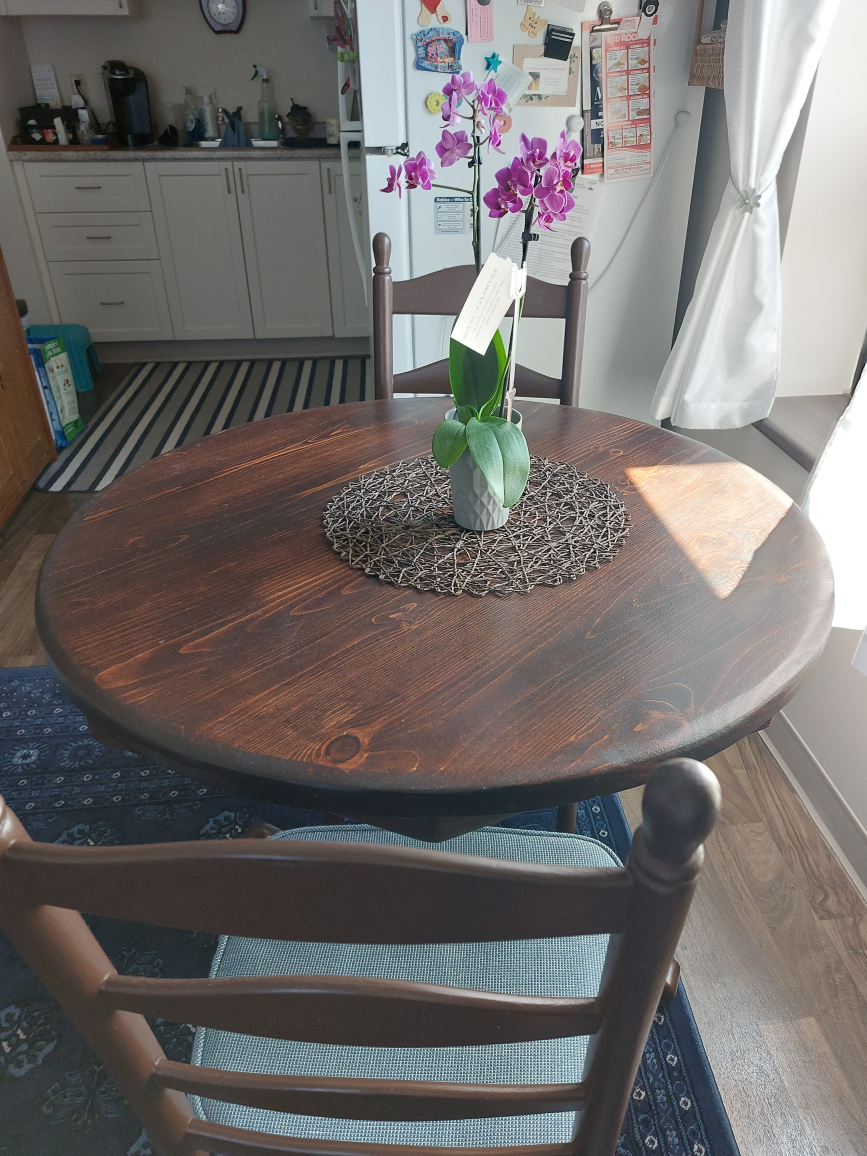 Small Round Table with Two Chairs - photo 3
