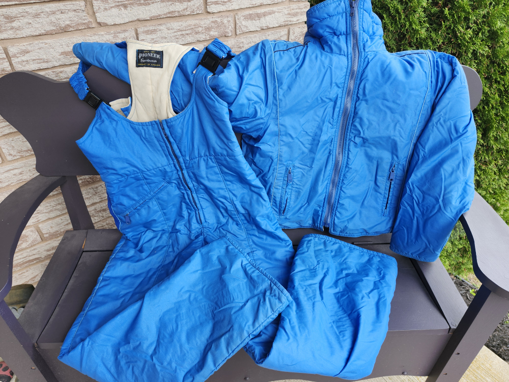 Ski suit that fits ladies size small IMO.
