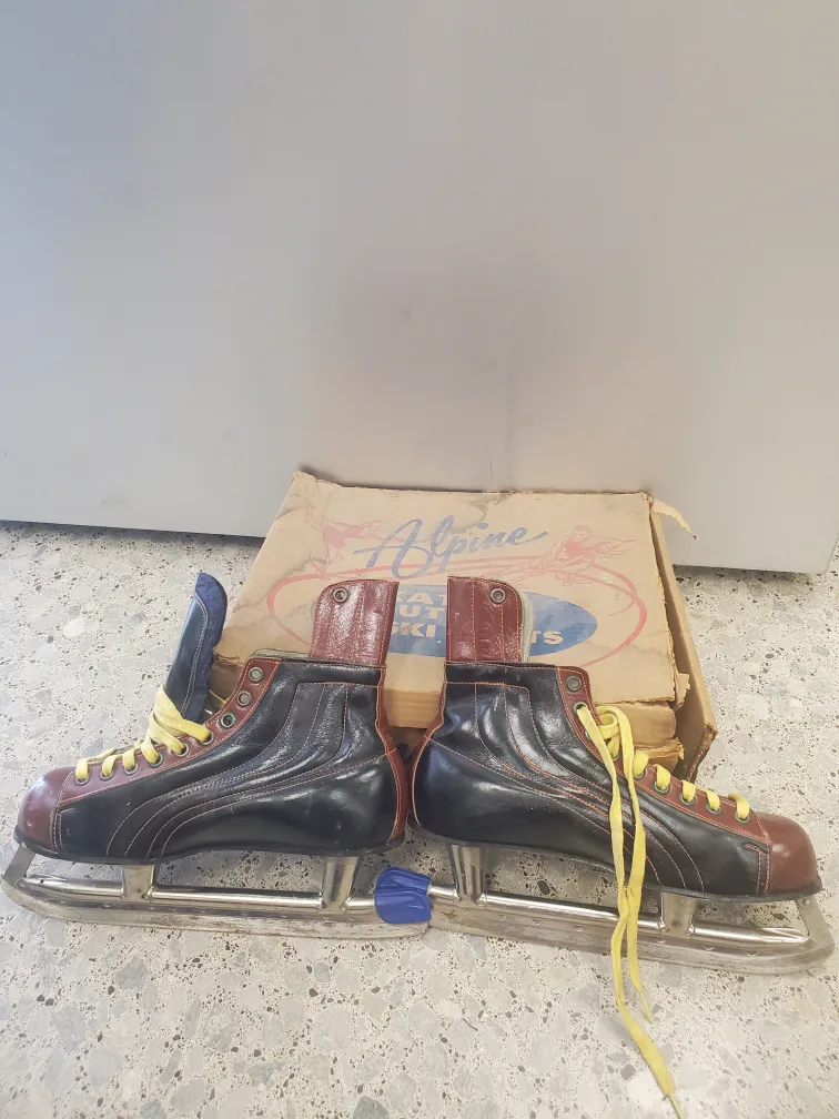 Vintage 1960s Mens Leather Two-Tone Ice Hockey Skates image indicator(2)