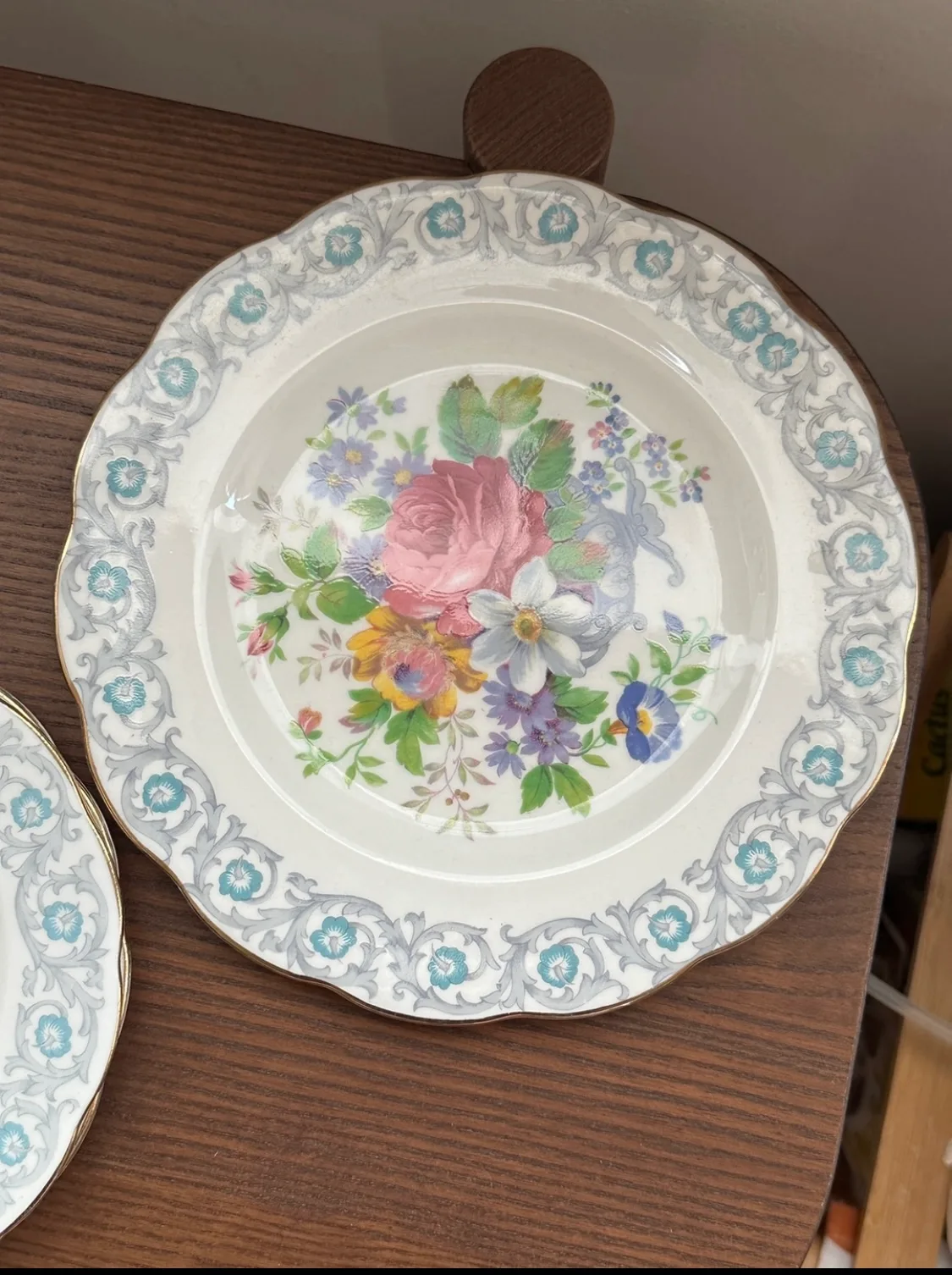 Vintage Royal Albert Bone China England saucers & plates set image indicator(5)