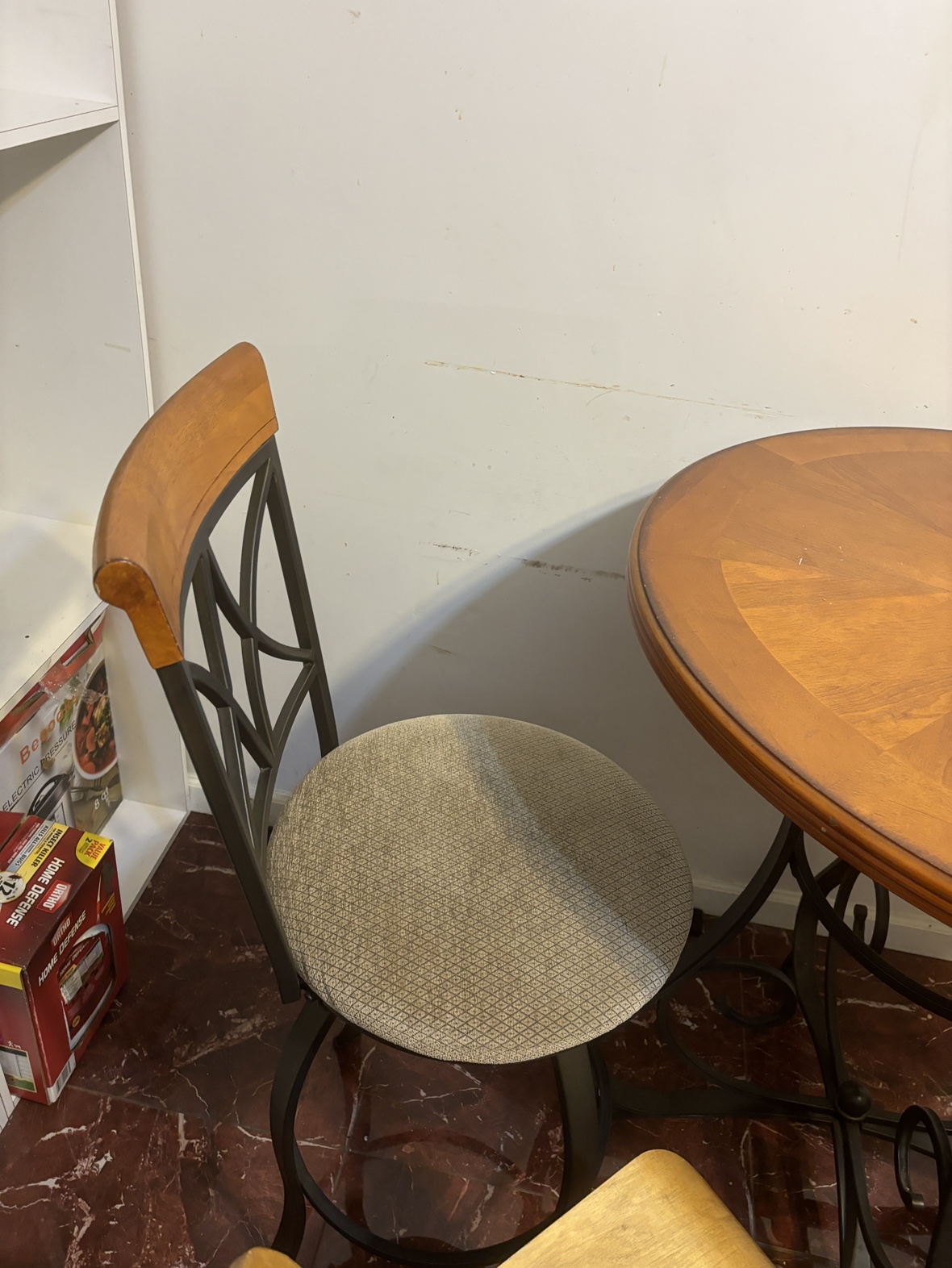 Small Round Table with 2 Chairs - photo 4