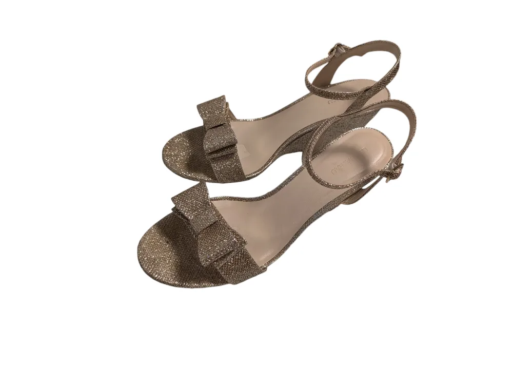 FREE Glitter Mesh Bow Wedge Sandal Champagne Size 10.5 US thumbnail