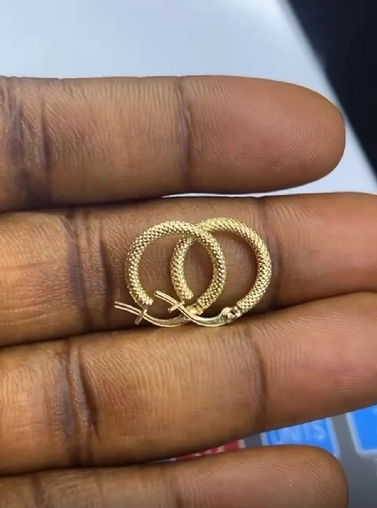 18 karat Gold Hoop Earrings thumbnail