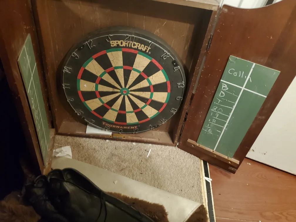 Wooden Dartboard Cabinet image indicator(2)