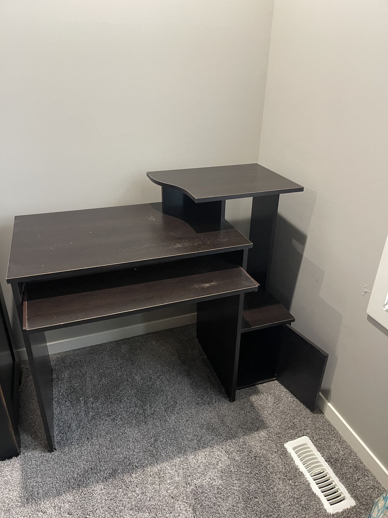 Desk - photo 2