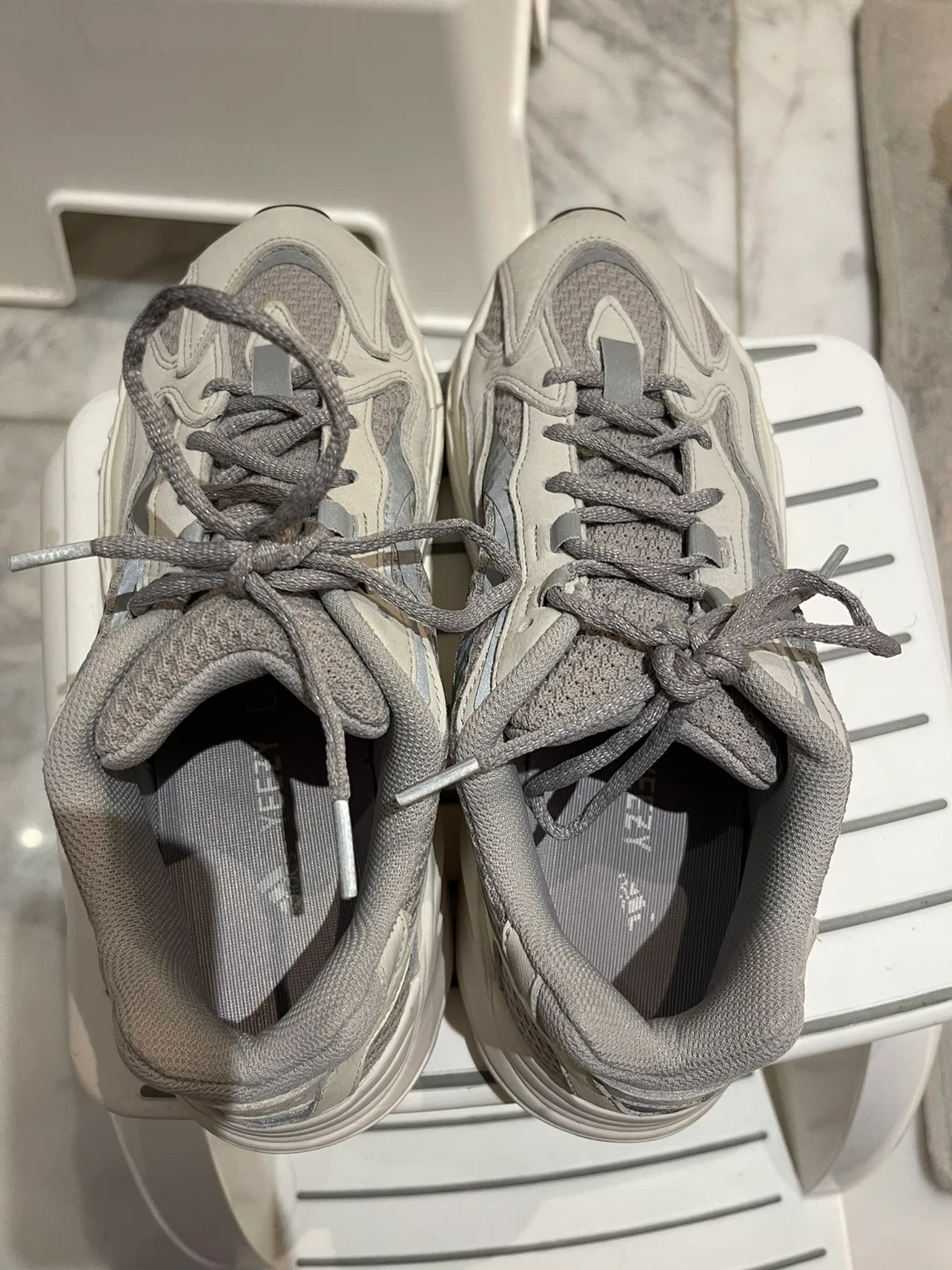 Yeezy 700 men size 9.5 image indicator(3)