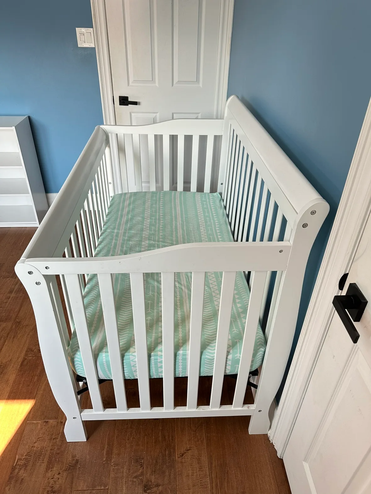 White Baby Crib / Mattress / Bed Sheet Combo image indicator(4)