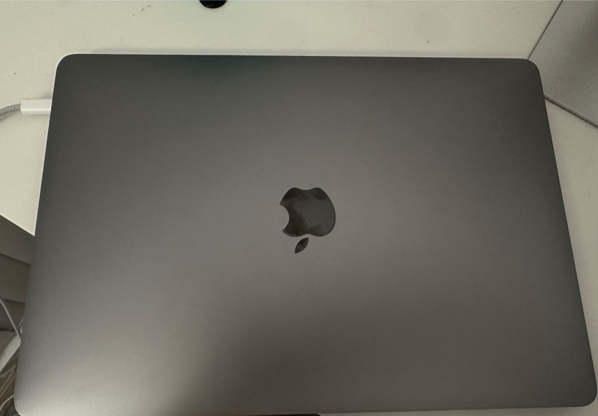 MacBook pro (13-inch, 2017) 256GB, touch bar model