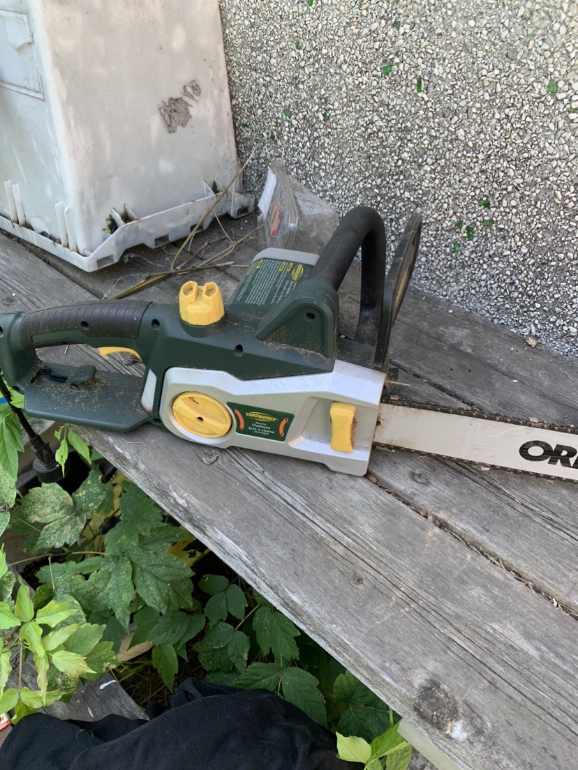 Yardworks 16 inch electric chainsaw - photo 2