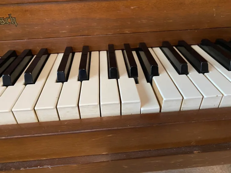 Mason & Risch Upright Piano image indicator(3)