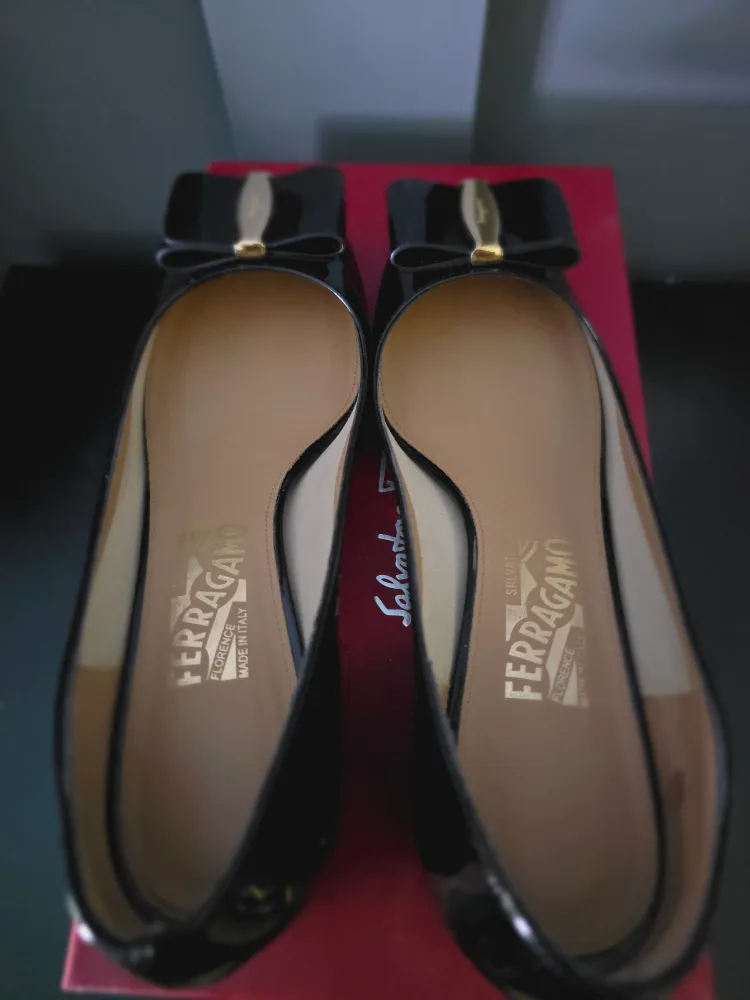 NEW Salvatore Ferragamo Black Patent Leather Pumps, Size 9 image indicator(2)