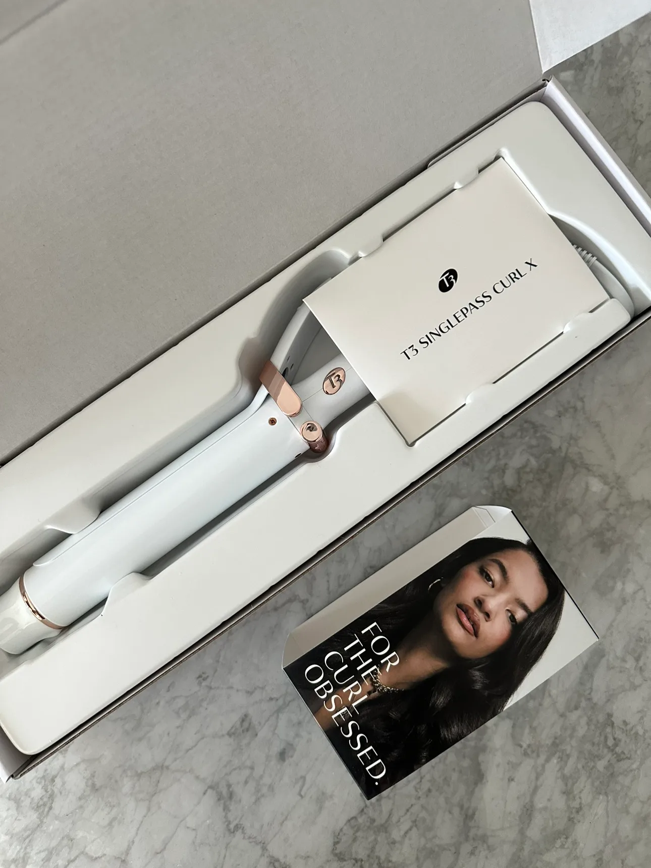 BNIB T3 Single Pass Curl 1.5” Ceramic Curling Iron image indicator(2)