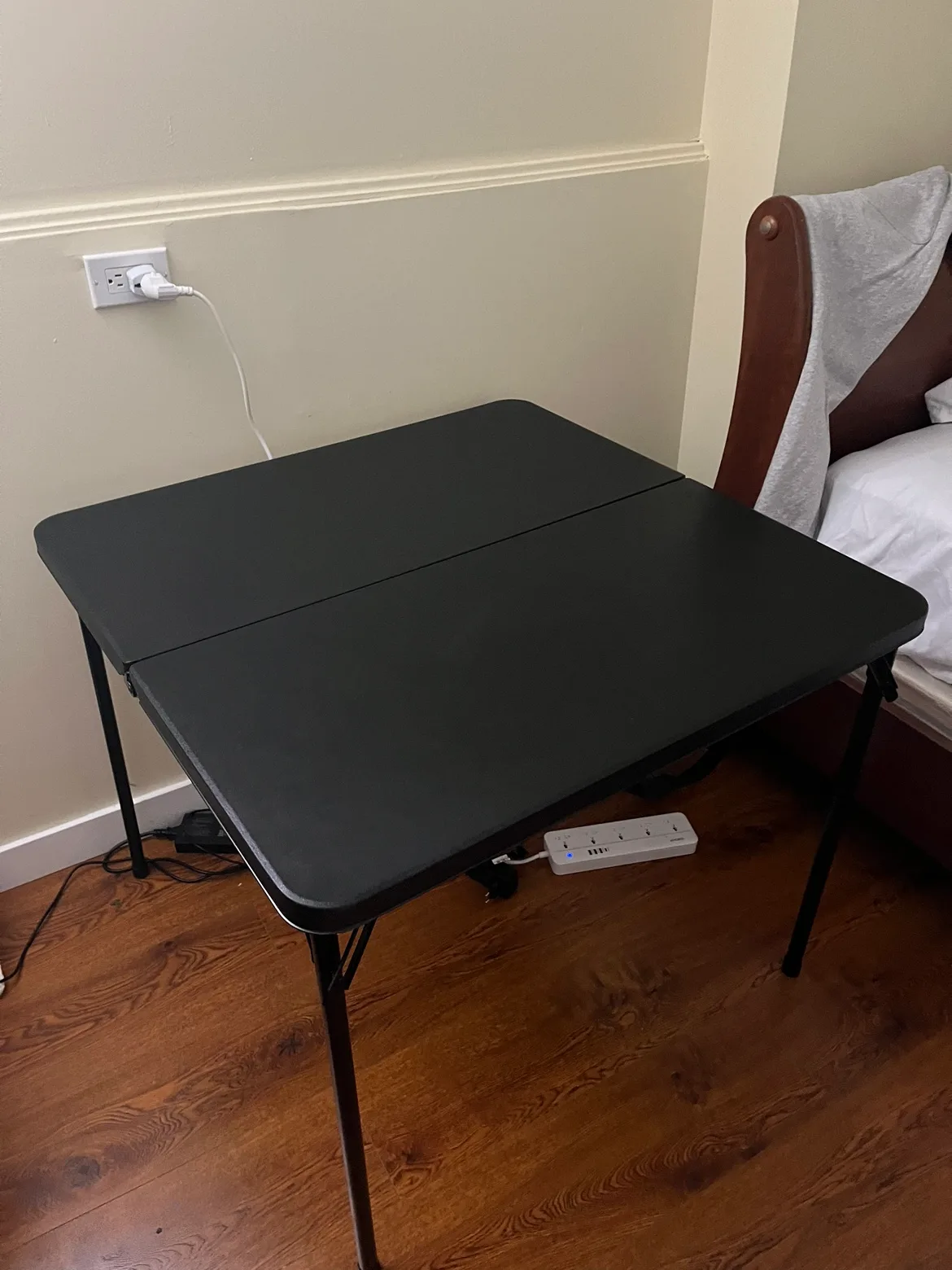 Folding table thumbnail