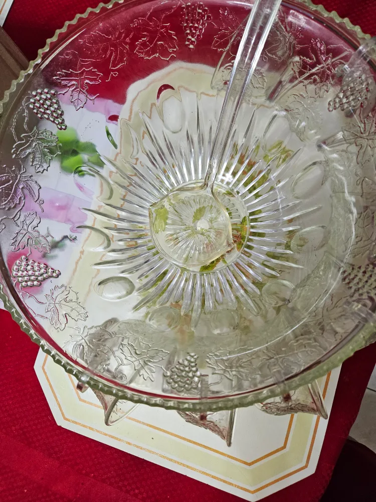 Vintage Grape Punch Bowl Set image indicator(5)