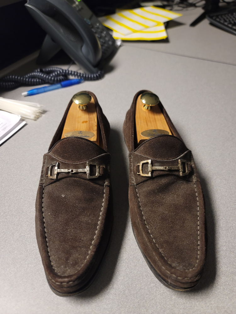 Gucci Suede Loafers w/cedar shoe tree. size 9 (42)