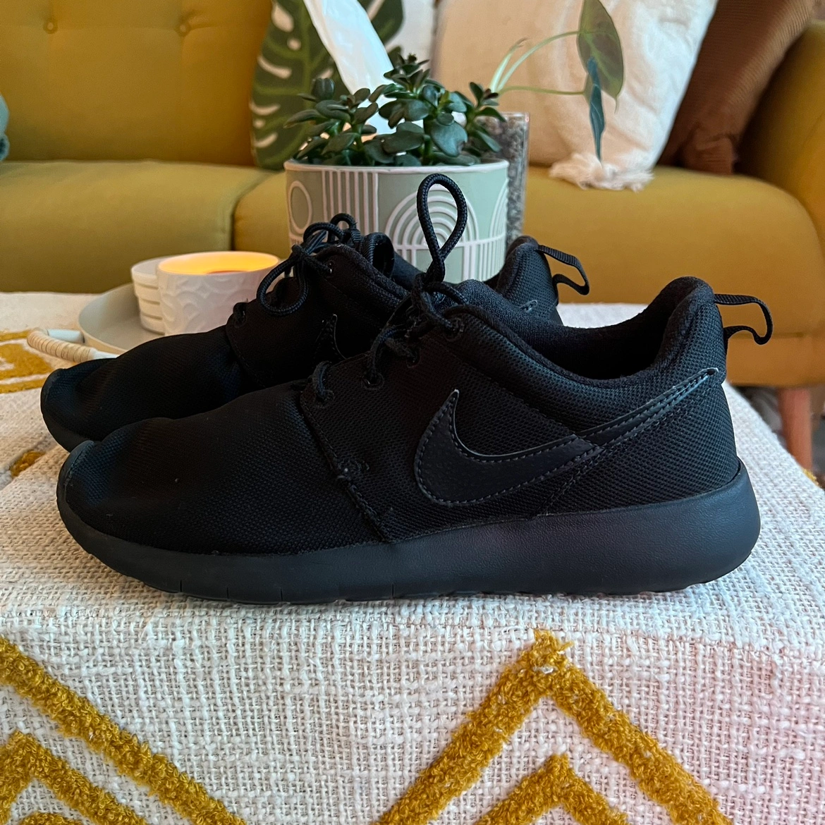 Nike Roshe Run Black Size 8Womens Karrot
