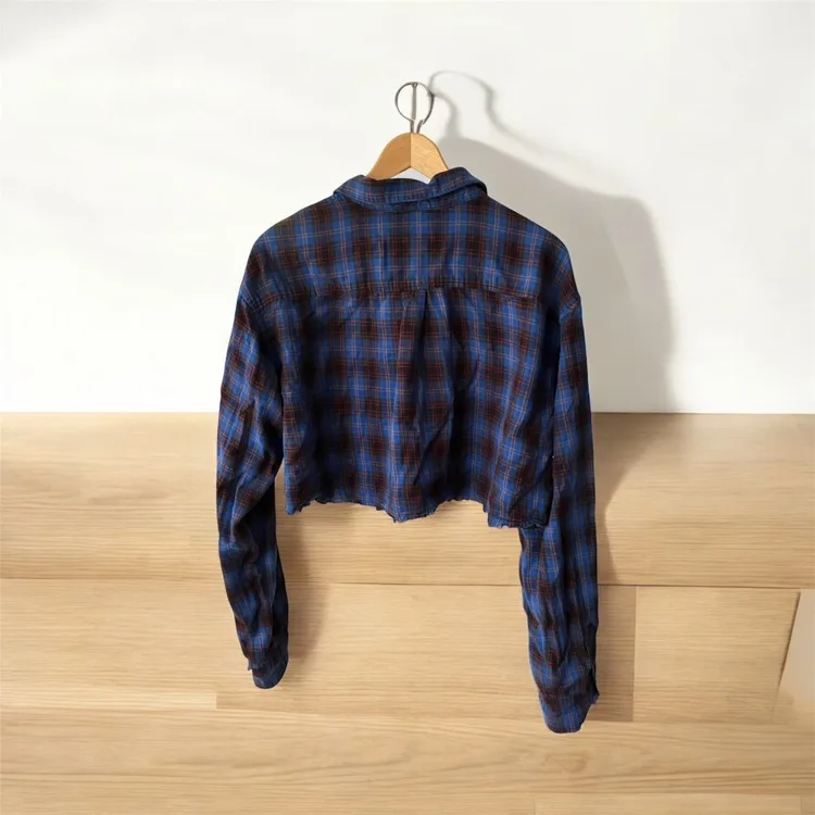 Forever 21 Western Cropped Long Sleeve Plaid Button Up High Low image indicator(2)