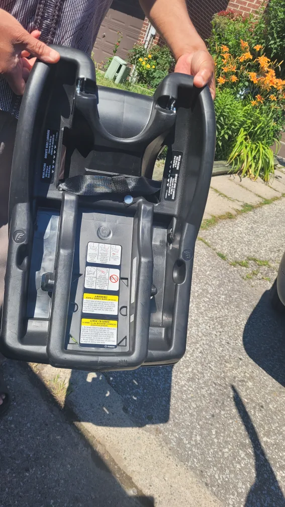 Graco Snugride Rear Facing Car Seat with Car Base thumbnail