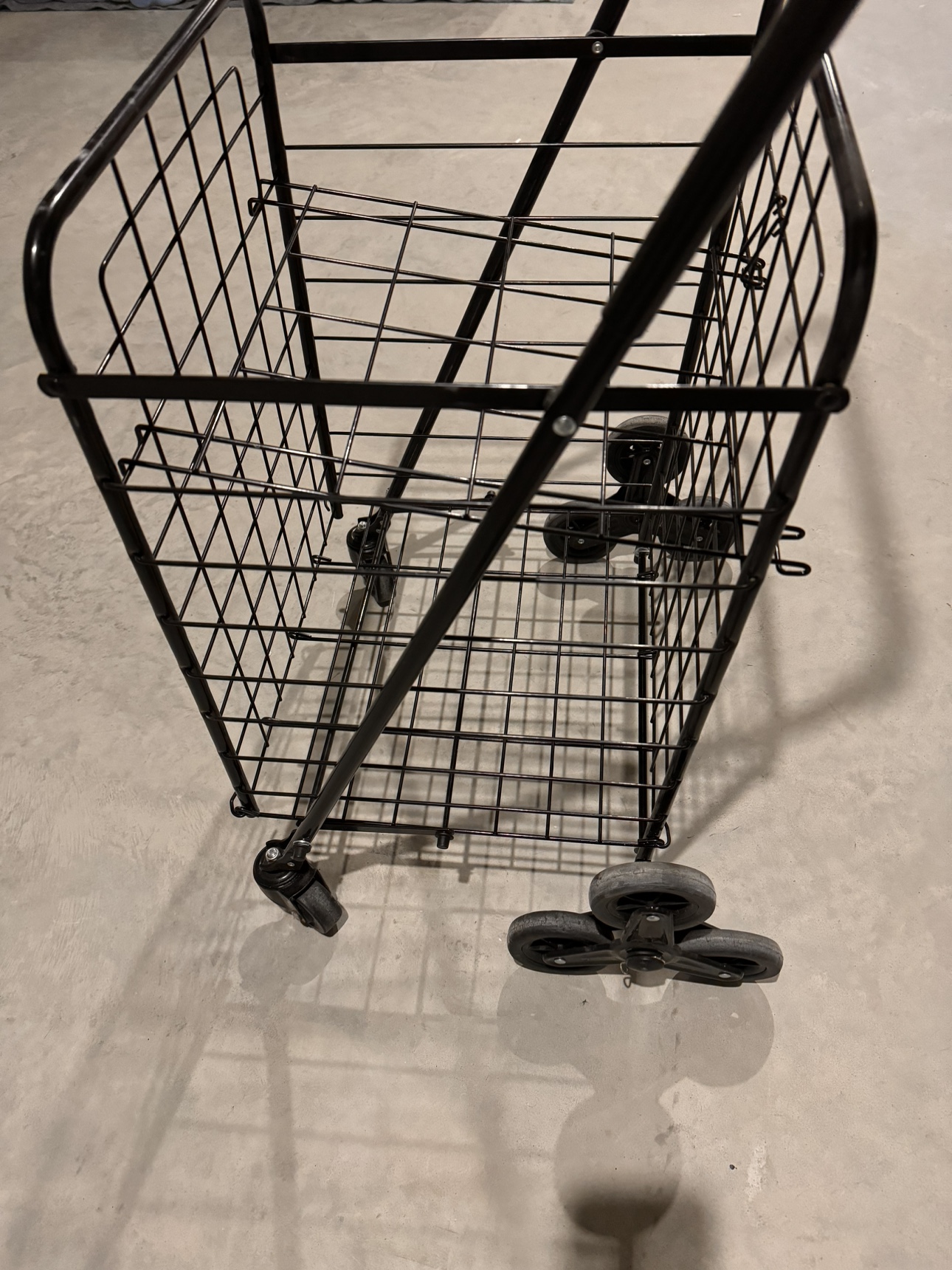 Wheeled grocery basket with stair-climbing wheels - photo 2