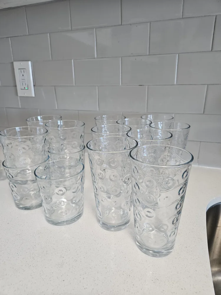 Moving sale: Glassware Set + Champagne and wine glass image indicator(2)
