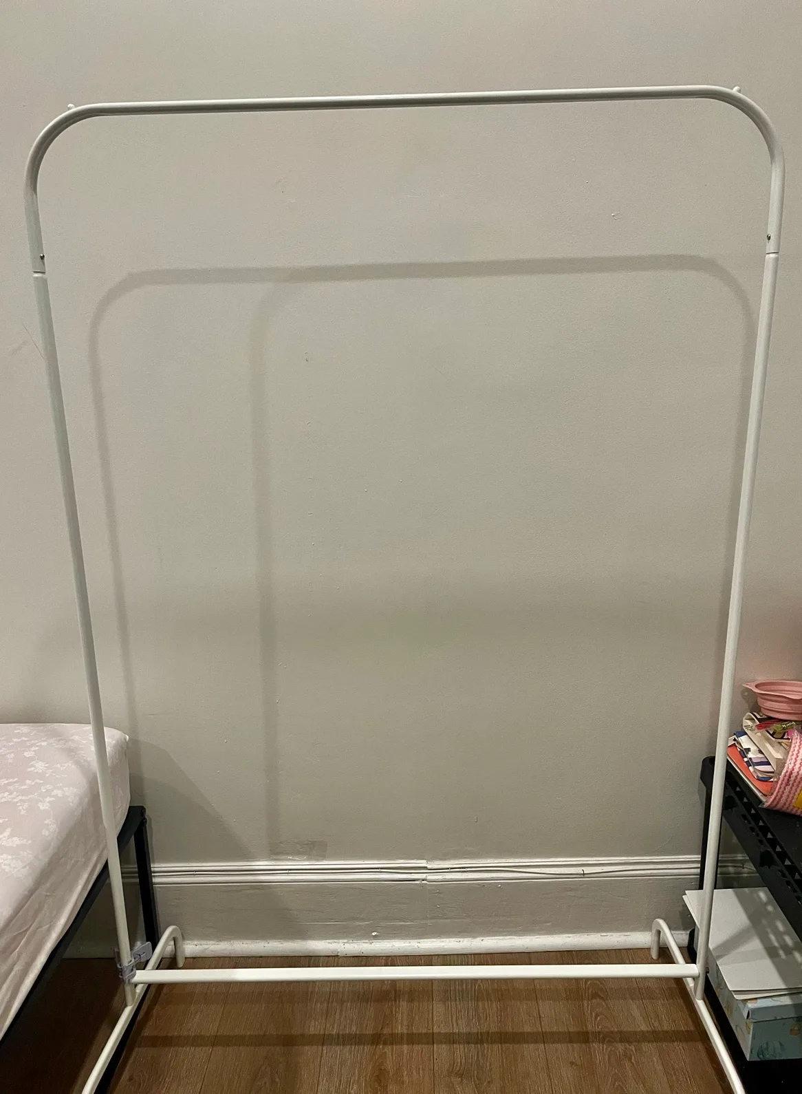 White Clothes Rack image indicator(2)