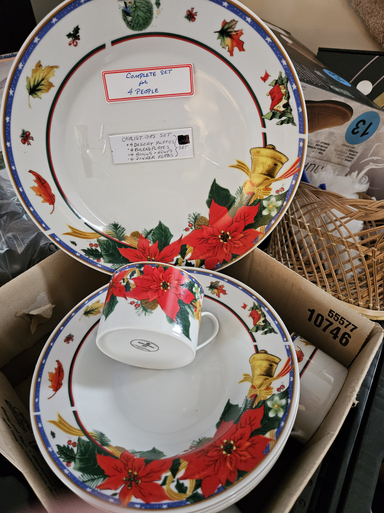 Christmas Dinnerware Set for 4 #Freecycle
