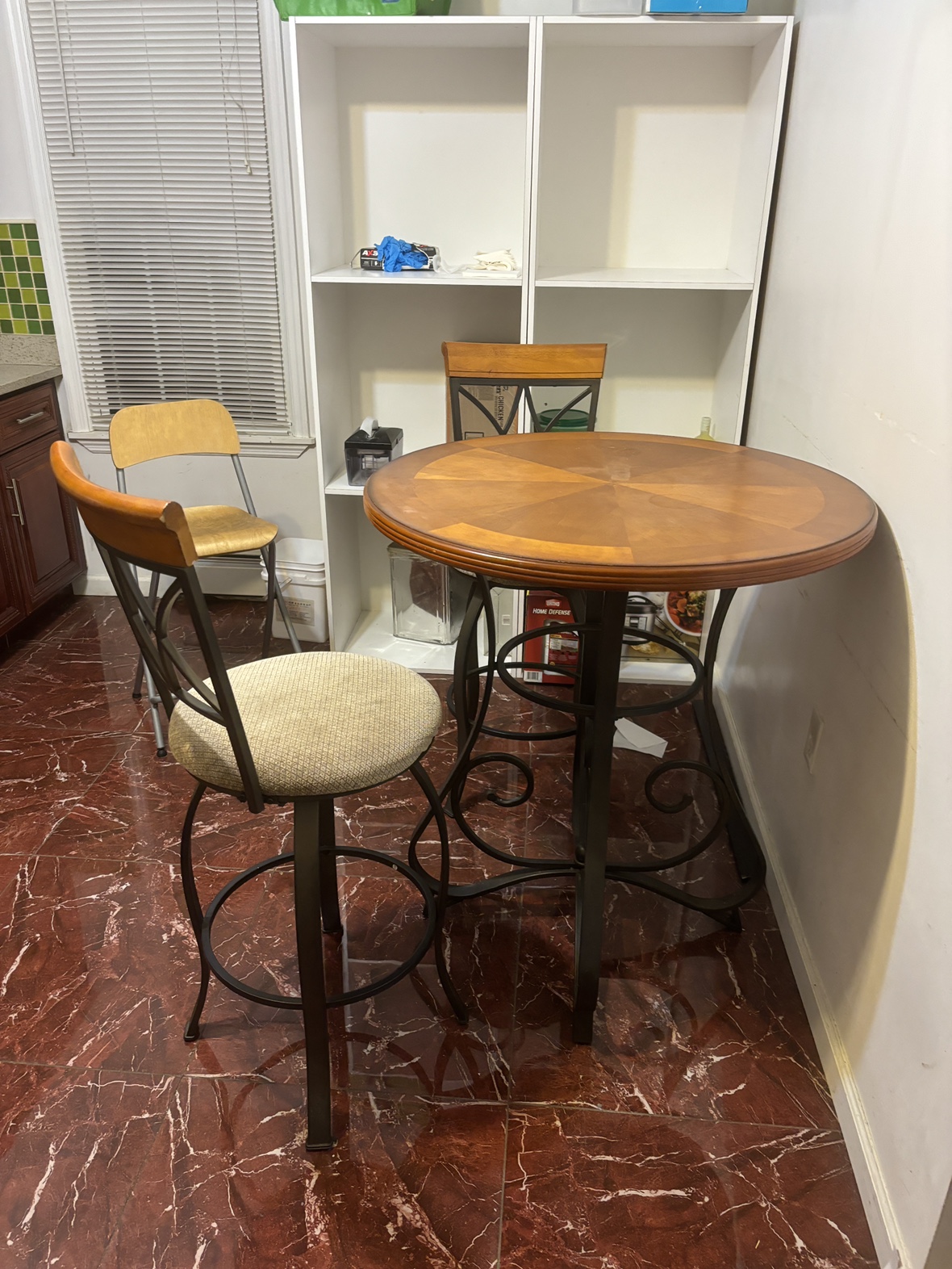 Small Round Table with 2 Chairs - photo 3