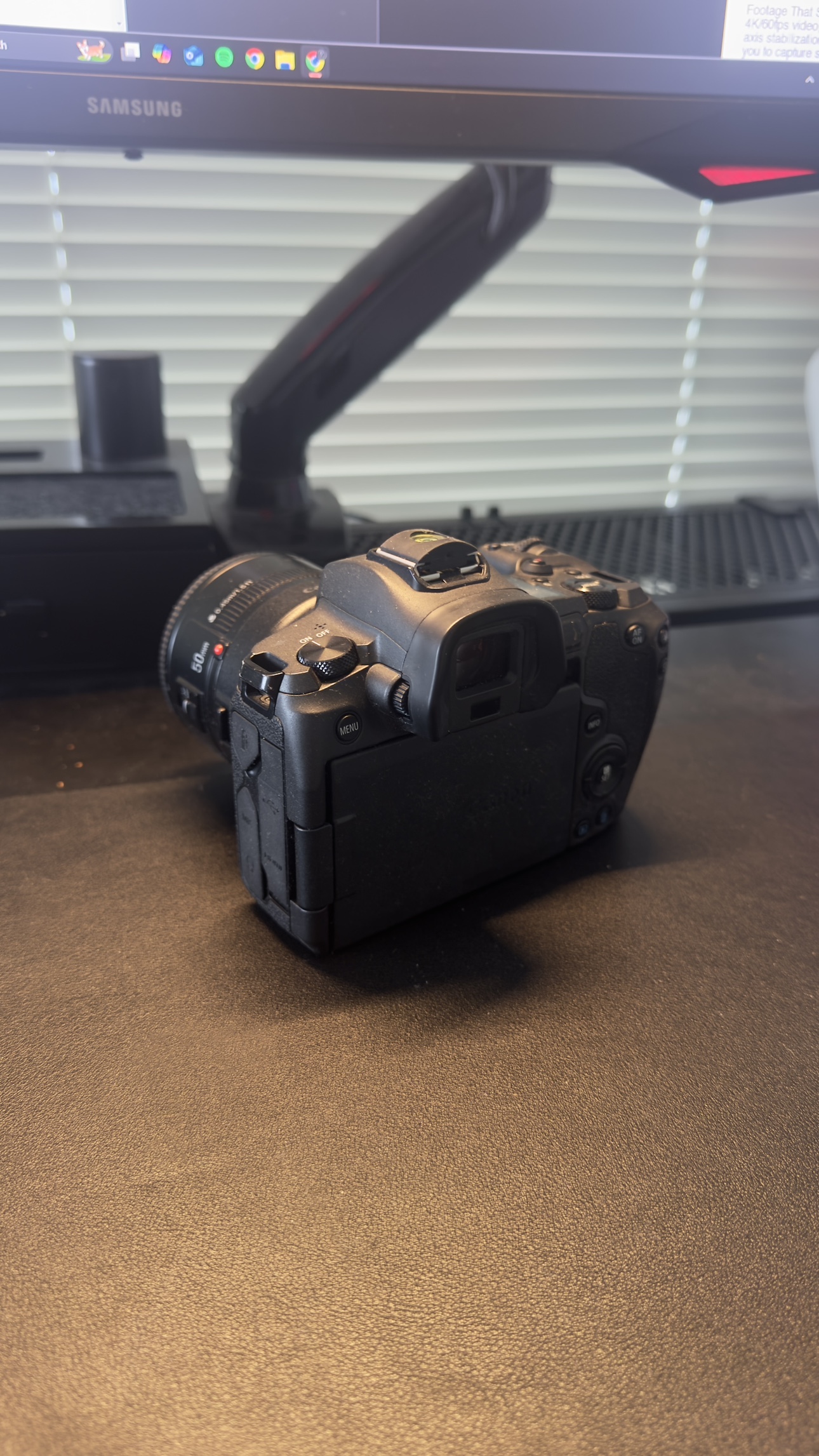 (Like New) Canon EOS R Mirrorless Camera + Wandrd Backpack - photo 2