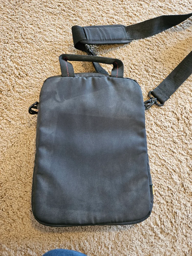 Black Case Logic Tablet or Laptop Bag image indicator(3)