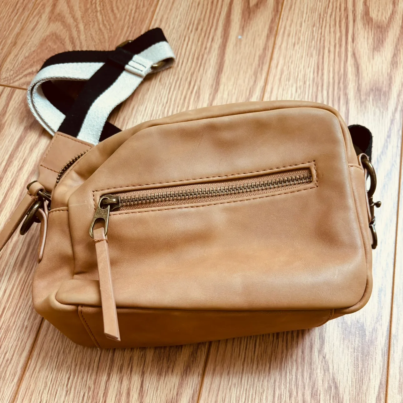 #freecycle Tan Leather Crossbody Bag image indicator(2)