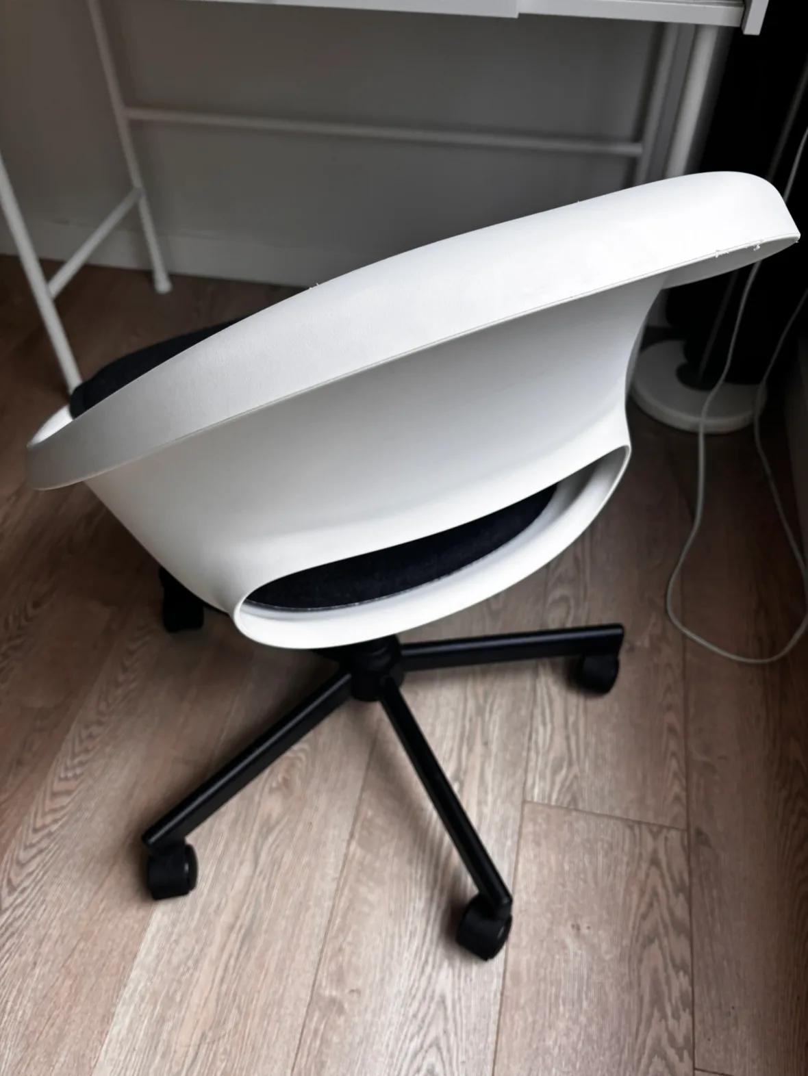 White Swivel Desk Chair image indicator(3)