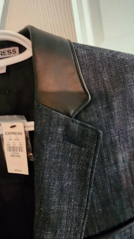 NEW WITH TAGS Express Mens 36S Photographer Fitted Black Blazer image indicator(3)