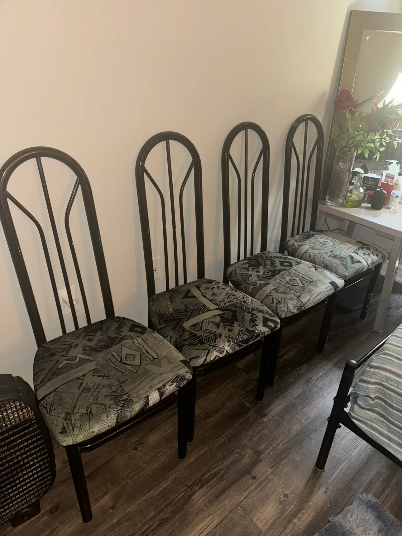 4 chairs is available thumbnail