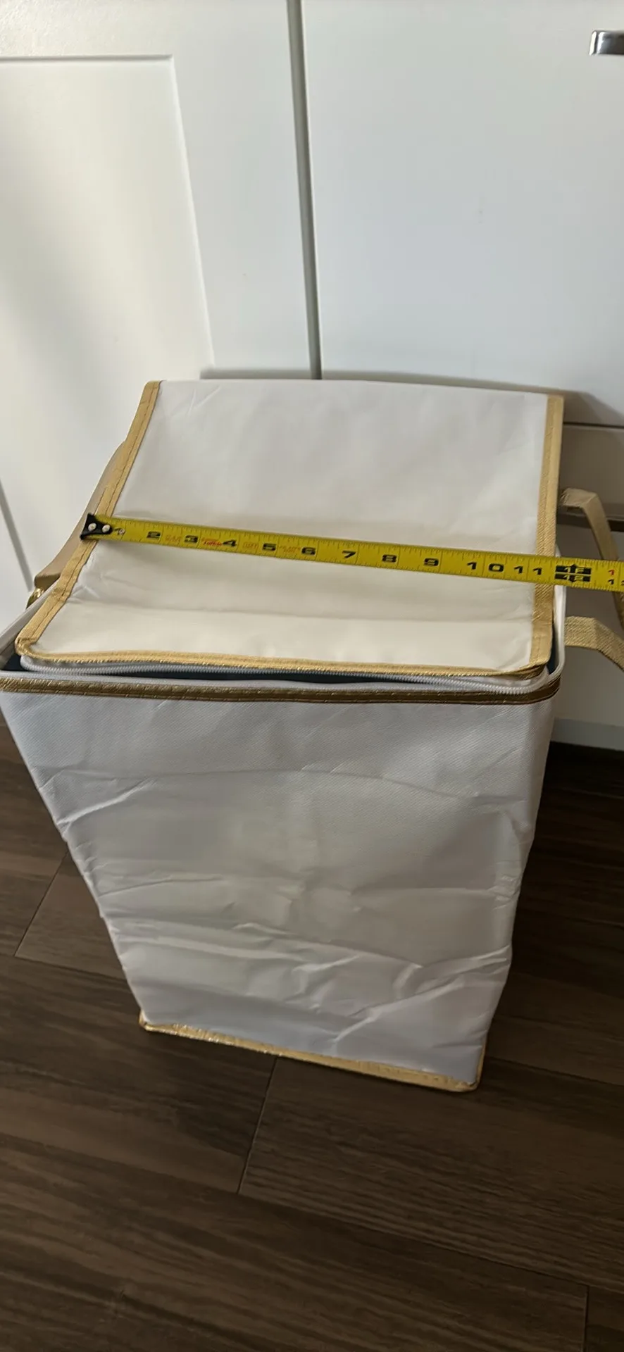 Large White Storage cake carrier image indicator(2)